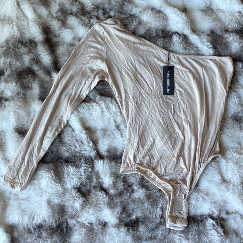 PrettyLittleThing Beige One-Shoulder Top